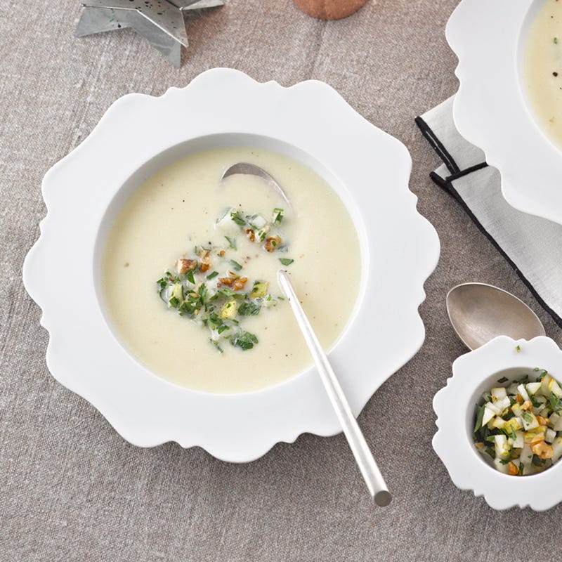 Kohlrabisuppe mit Birnen-Walnuss-Topping