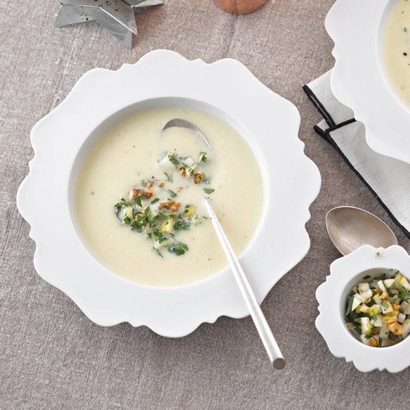 Kohlrabisuppe mit Birnen-Walnuss-Topping
