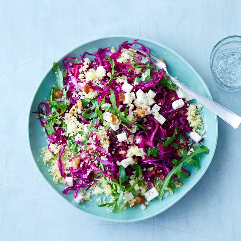 Rotkohlsalat mit Couscous, Schafskäse und Walnüssen