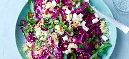 Rotkohlsalat mit Couscous, Schafskäse und Walnüssen