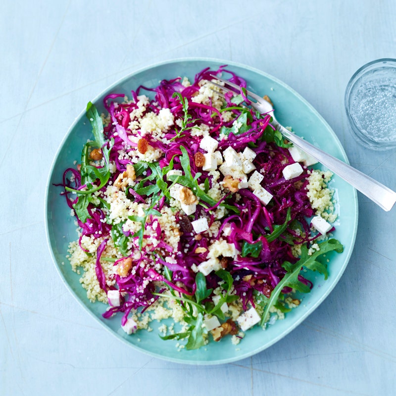 Rotkohlsalat mit Couscous, Schafskäse und Walnüssen