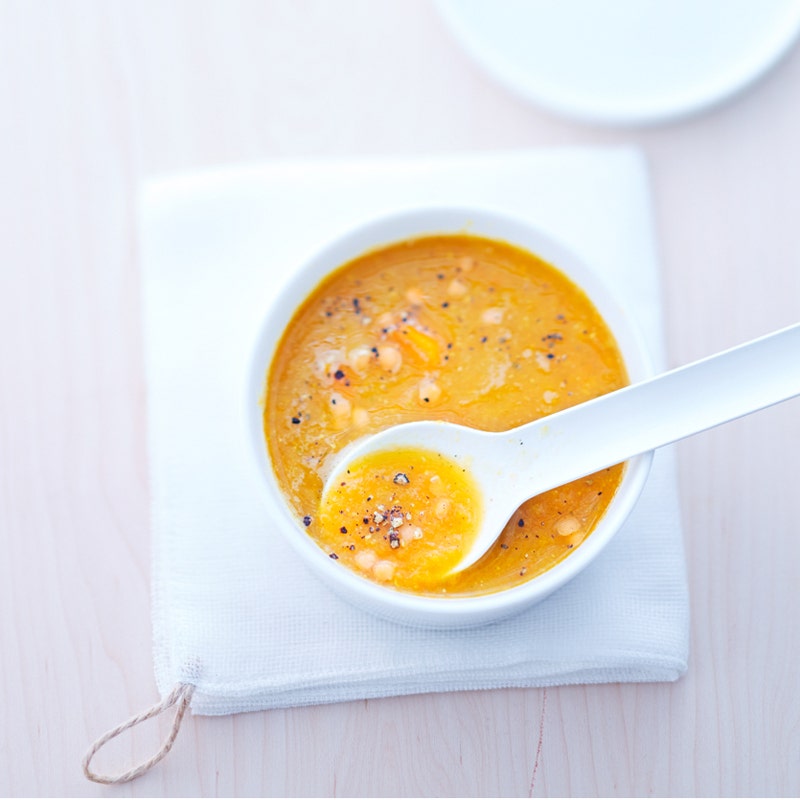 Karotten-Linsen-Suppe mit Schnittlauchbroten