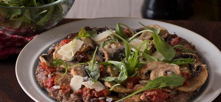 Low-Carb-Pizza mit Champignons und Rucola