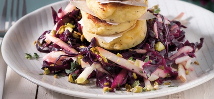 Gebratene Kartoffeltaler mit lauwarmem Rotkohl-Apfel-Salat