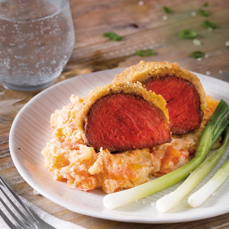 Rindersteak unter der Senfkruste mit Kartoffel-Karotten-Stampf und Frühlingszwiebeln