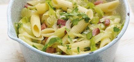 One-Pot-Pasta mit Spitzkohl