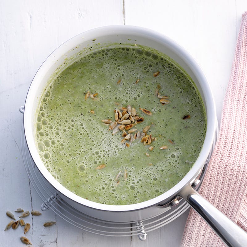 Foto Brokkoli-Mandel-Suppe mit gerösteten Sonnenblumenkernen von WW