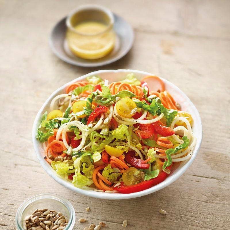 Salat mit Gemüsestreifen und Sonnenblumenkernen