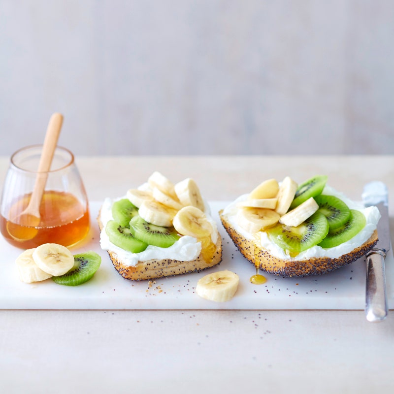 Honigbrötchen mit Kiwi und Banane