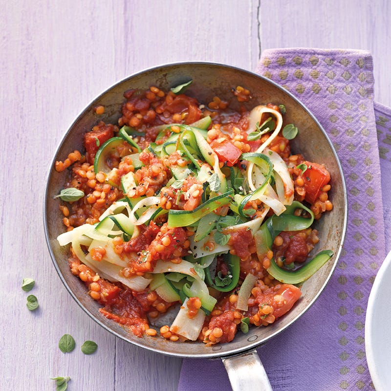 Gemüsenudeln mit Linsenbolognese
