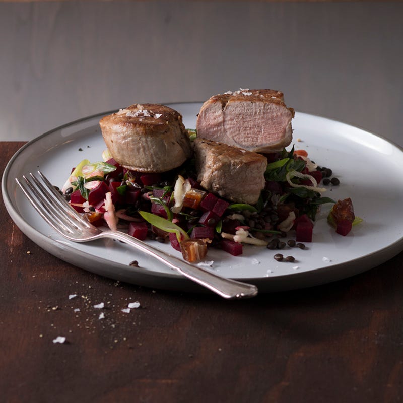 Foto Schweinemedaillons auf Belugalinsensalat mit roter Bete von WW