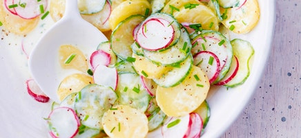 Kartoffelsalat mit Gurken und Radieschen