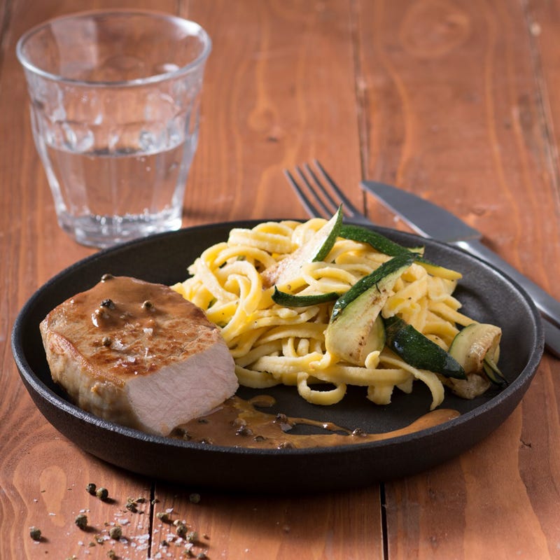 Foto Schweinerücken in Pfefferjus mit Zucchinispätzle von WW
