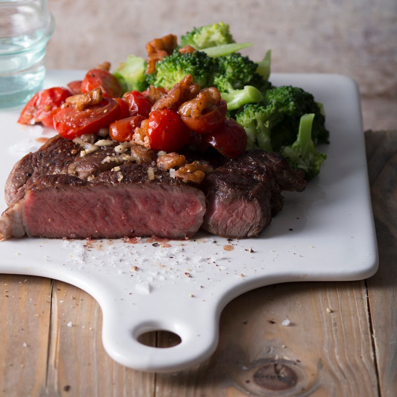 Foto Entrecôte mit Brokkoli und Wintertomaten von WW