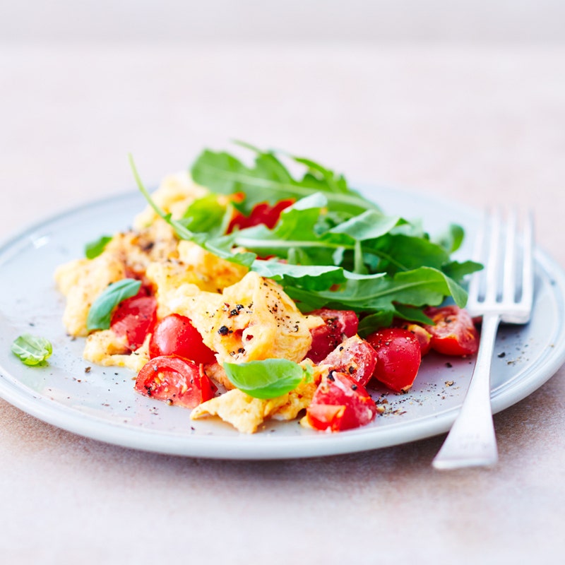 Tomaten-Rucola-Rührei auf Pumpernickel