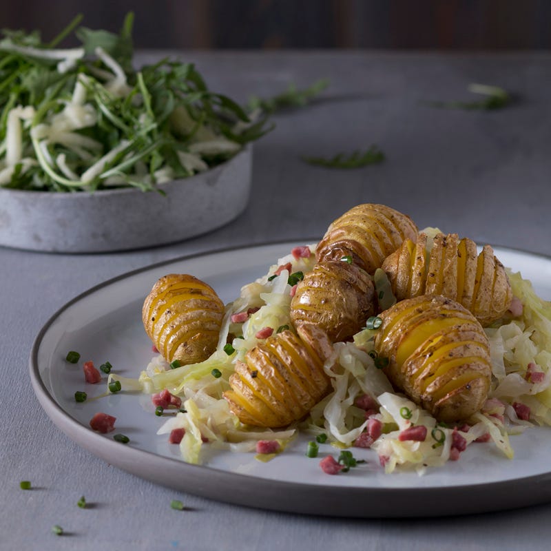 Foto Spitzkohl mit Speck an Fächerkartoffeln und Rucola-Apfel-Salat von WW