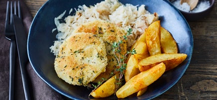 Kohlrabischnitzel mit Sauerkraut und Kartoffelecken