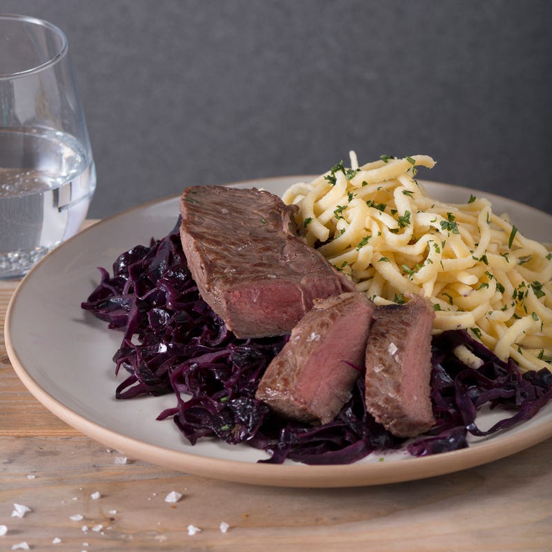 Foto Rumpsteak mit fruchtigem Rotkohl und Spätzle von WW