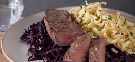 Rumpsteak mit fruchtigem Rotkohl und Spätzle