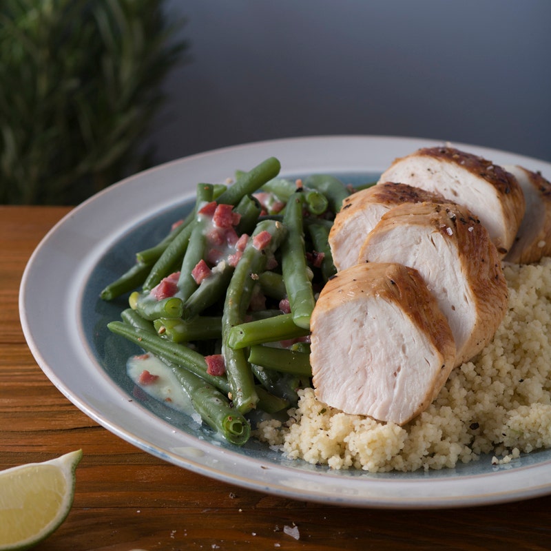 Limettenhähnchen mit cremigen Speckböhnchen und Rosmarincouscous