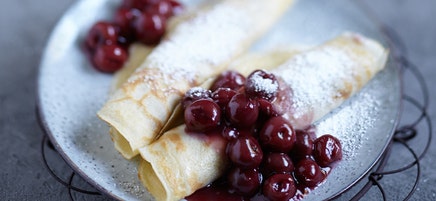 Pfannkuchen mit süßen Kirschen