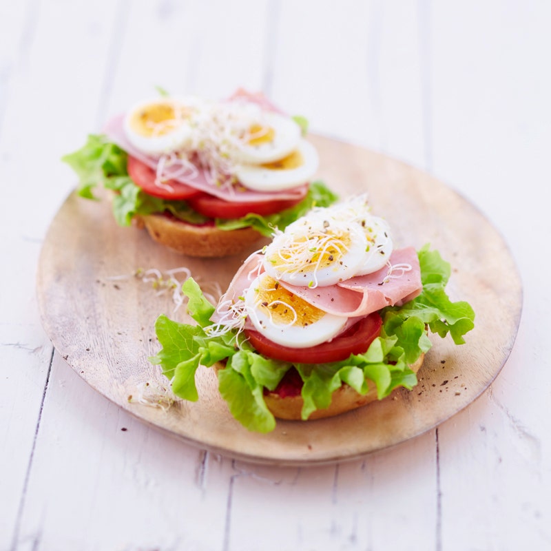 Brötchen mit Schinken und Ei