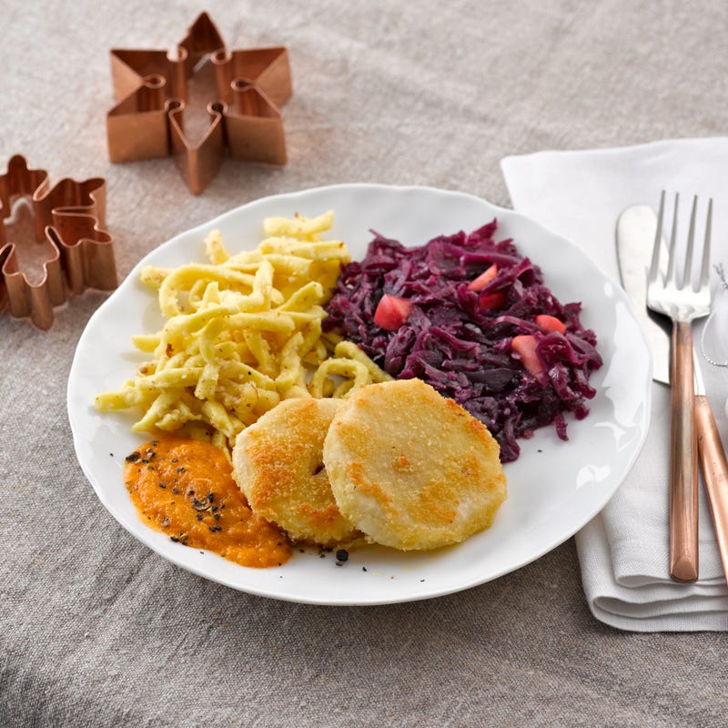 Sellerie-Parmesan-Taler mit Spätzle und Rotkohl