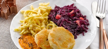 Sellerie-Parmesan-Taler mit Spätzle und Rotkohl