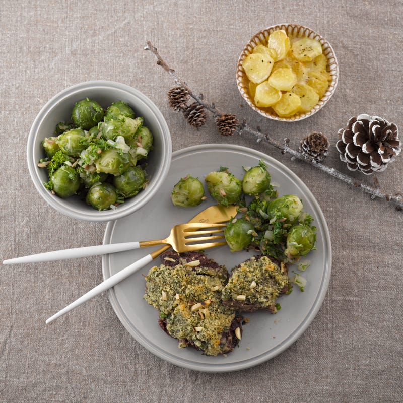 Rinderfilet mit Kräuterkruste, Kartoffelgratin und Limettenrosenkohl
