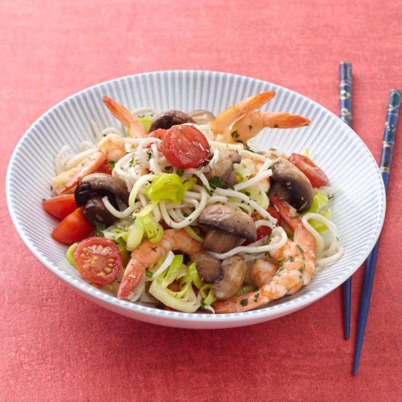 Nouilles sautées aux crevettes et aux petits légumes croquants