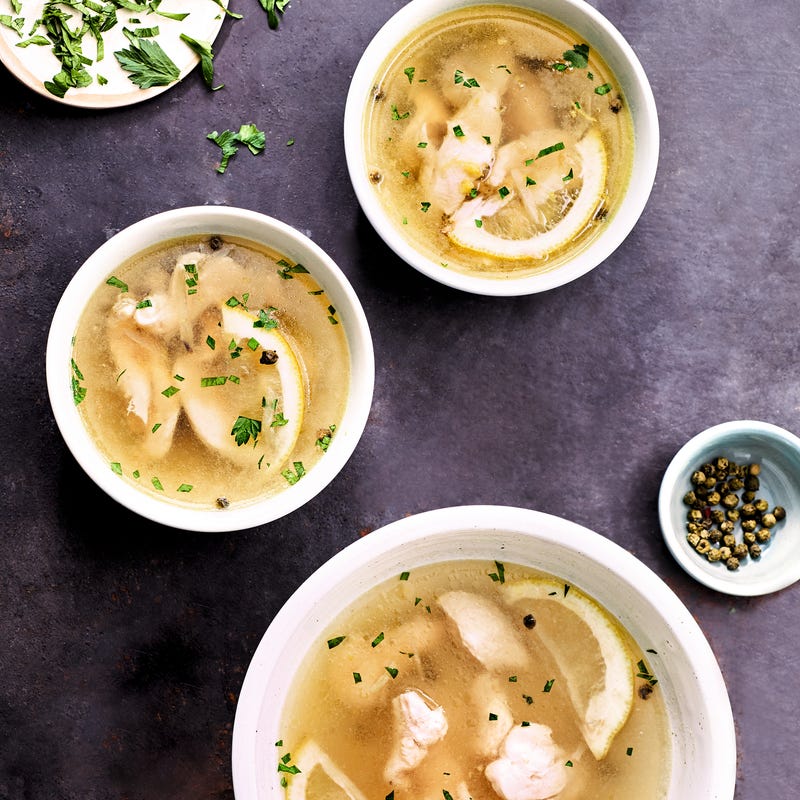 Soupe de poulet au citron et au poivre vert