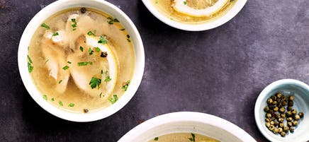 Soupe de poulet au citron et au poivre vert