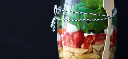 Italiaanse pastasalade in een pot