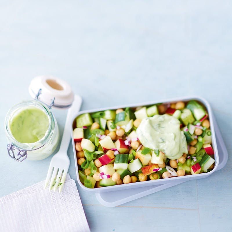 Foto van Kikkererwtensalade met komkommer en avocadodressing door WW