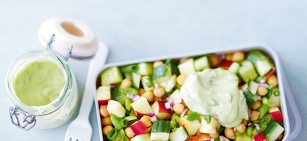 Kikkererwtensalade met komkommer en avocadodressing
