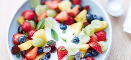 Kleurrijke fruitsalade met yoghurt