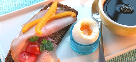 Rågbröd med skinka och kokt ägg