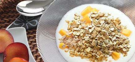 Yoghurt med müsli och frukt
