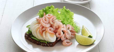 Ägg- och räkmacka på rågbröd