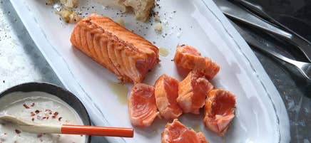Laxtataki med grillad blomkål och asiatisk majjo