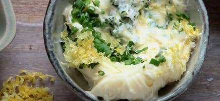 Vispat aromsmör med gräslök och citron