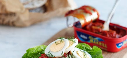 Knäckebröd med makrill och ägg