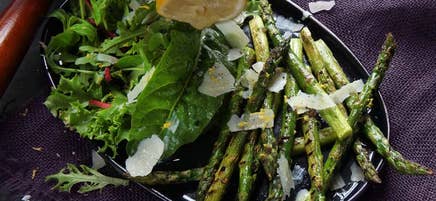 Grillad sparris med blandsallad