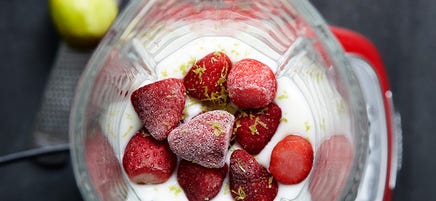 Jordgubbssmoothie med lime och ingefära