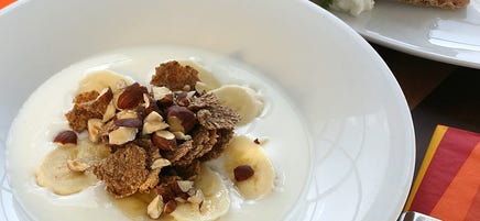 Yoghurt med fullkornsflingor och knäckemacka