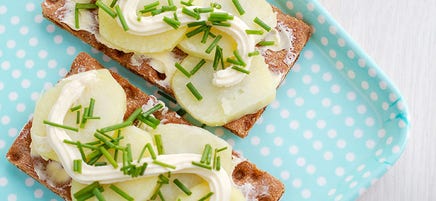 Knäckemacka med potatis och majonnäs