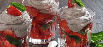 Mintchokladdessert med citronmarinerade jordgubbar