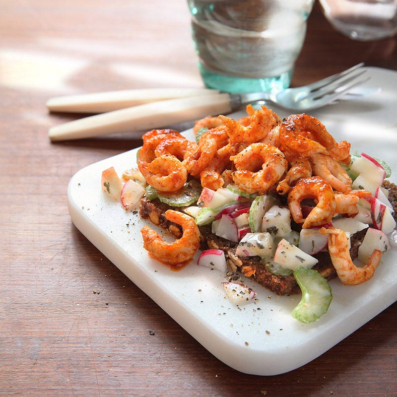 Öppen räkmacka med äppelcoleslaw