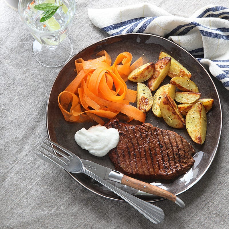 Grillad rostbiff med ugnsrostad potatis och morotssallad