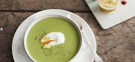 Grön ärtsoppa med pocherat ägg